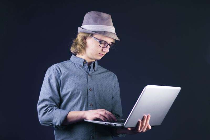 Hombre aprendiendo leyendo en laptop, para poder crear su primer videojuego 