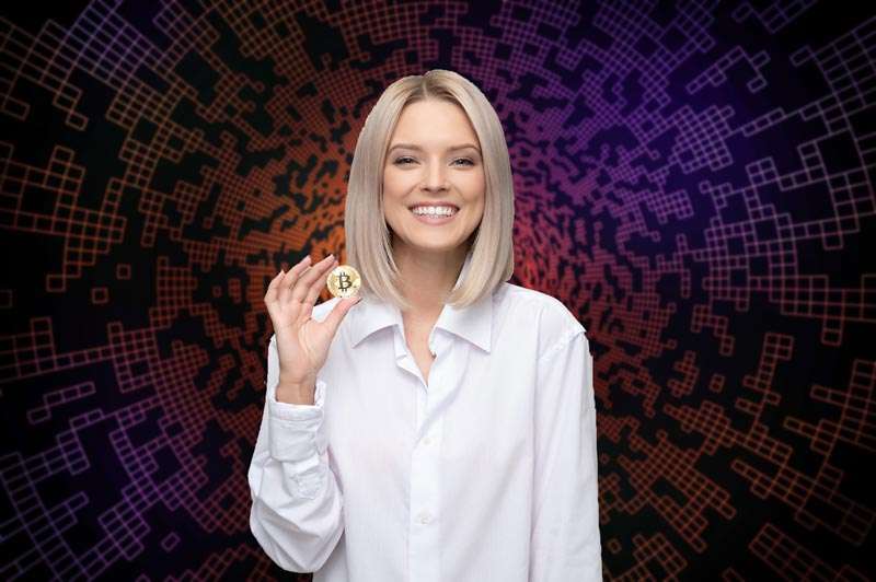 Representación del Blockchain (mujer con un Bitcoin)