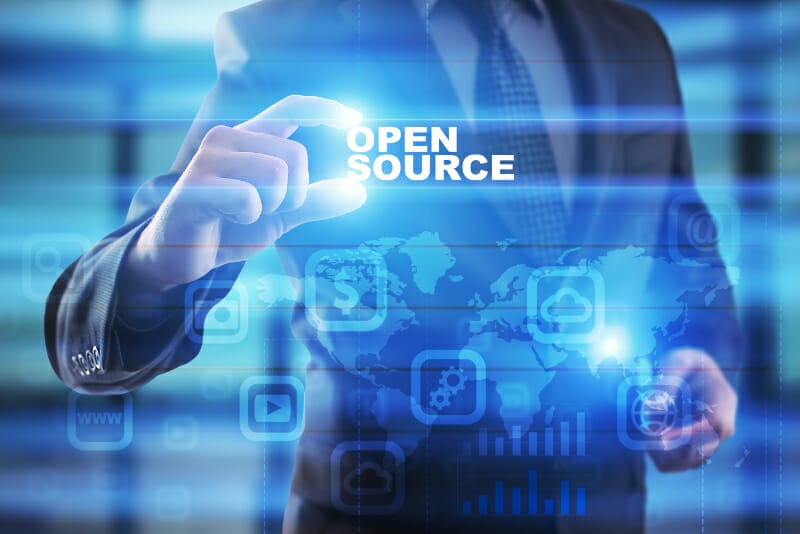 Hombre de negocios eligiendo código open source