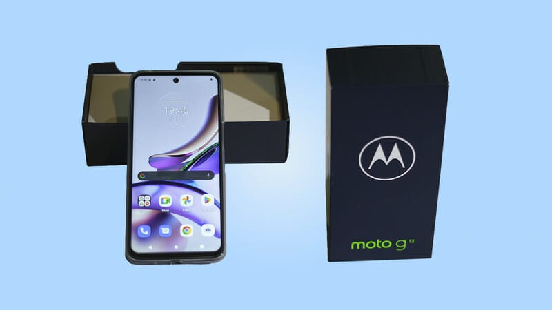 Moto g13, teléfono y caja