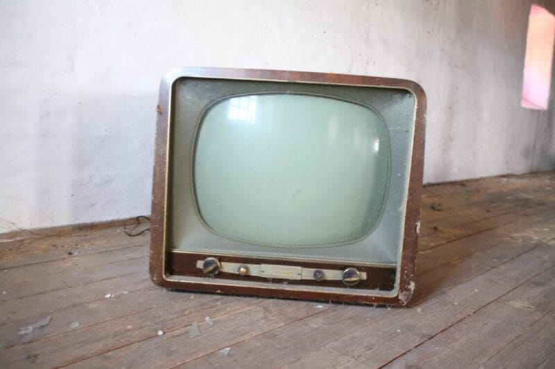 Una TV vintage necesitada de limpieza
