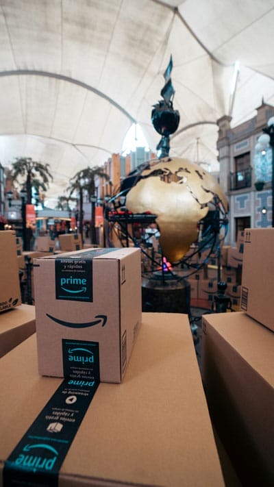 Entrega de paquete de Amazon en Kidzania