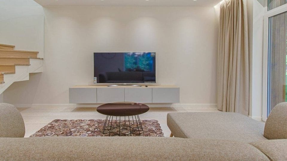 Televisor en la sala, distancia engtre TV y sofá