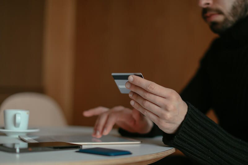Hombre comprando en línea con tarjeta de crédito en Amazon Hot Sale 2023